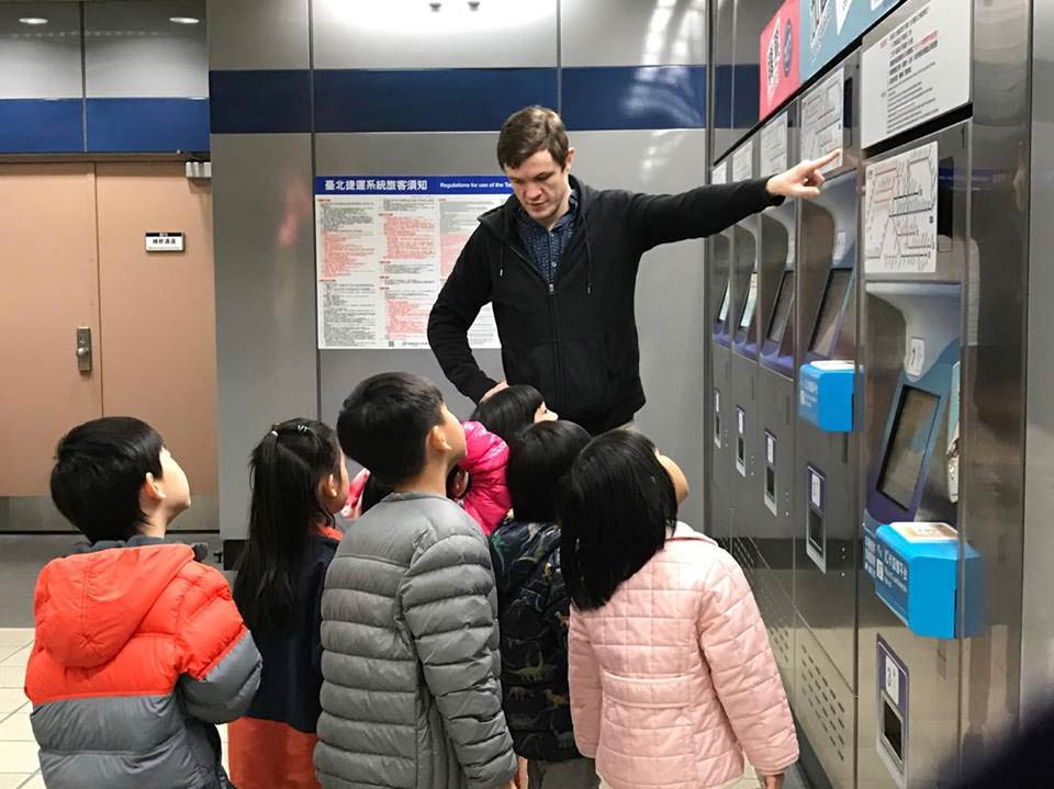 Teaching kids about the MRT in Taipei